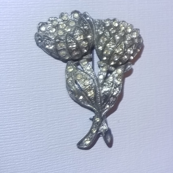 Vintage silvertone flower brooch - Picture 2 of 10